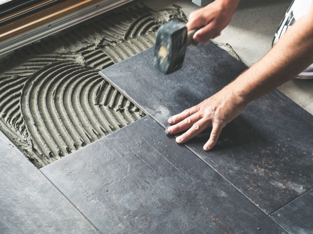 Pose de carrelage par notre équipe de maçon.