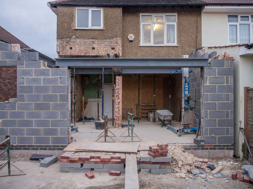 Extension de maison en cours avec murs en parpaings